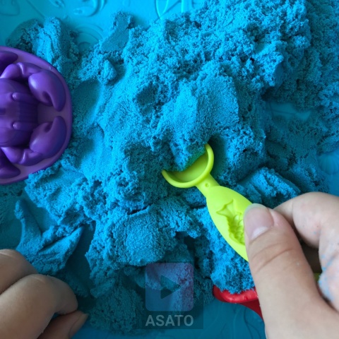 Piasek Kinetyczny 3 kg dla Dzieci – Zestaw z Basenem, Foremkami i Zabawkami ASATO®