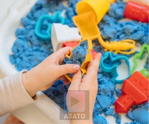 Piasek Kinetyczny 3 kg dla Dzieci – Zestaw z Basenem, Foremkami i Zabawkami ASATO®